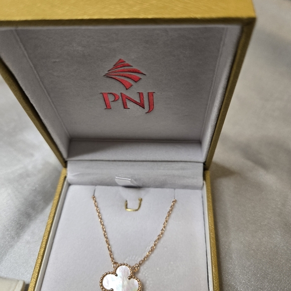 PNJ Women's 3-pc Pearl White Clover Set, Necklace, Bracelet, Post Earrings - Picture 7 of 7